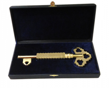 Сувенирный золотой ключик сделанный из латуни в синем футляре