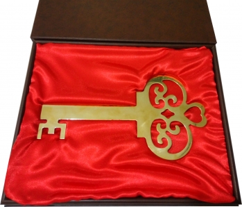 Золотой ключик сделанный из латуни на ложменте